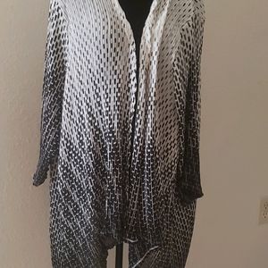 Qerin London Black/white Shrug size 3X